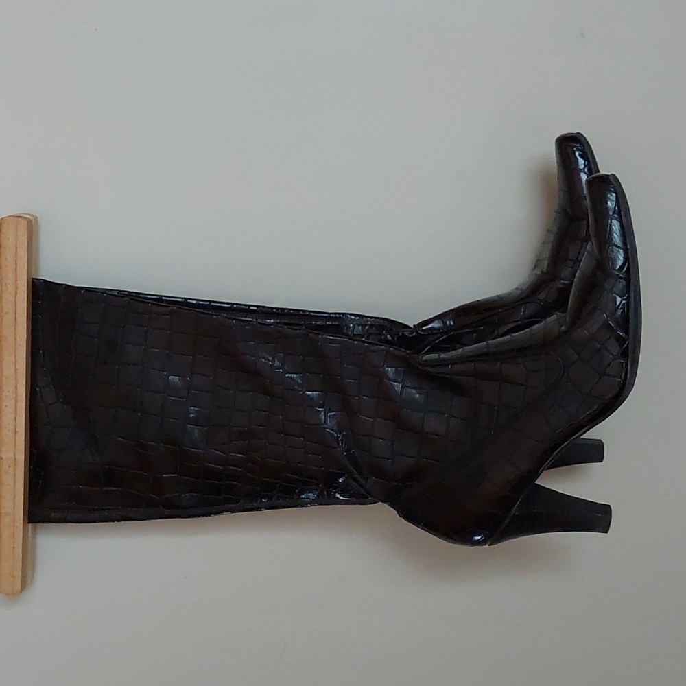 Boots color burgundy soft croco style